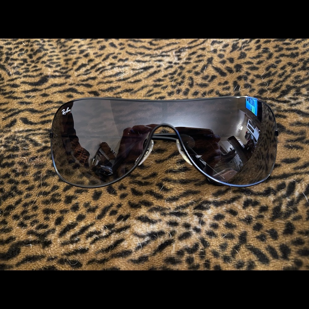 Retro ray bans. Great condition. Barely ever worn. Can’t find the original box